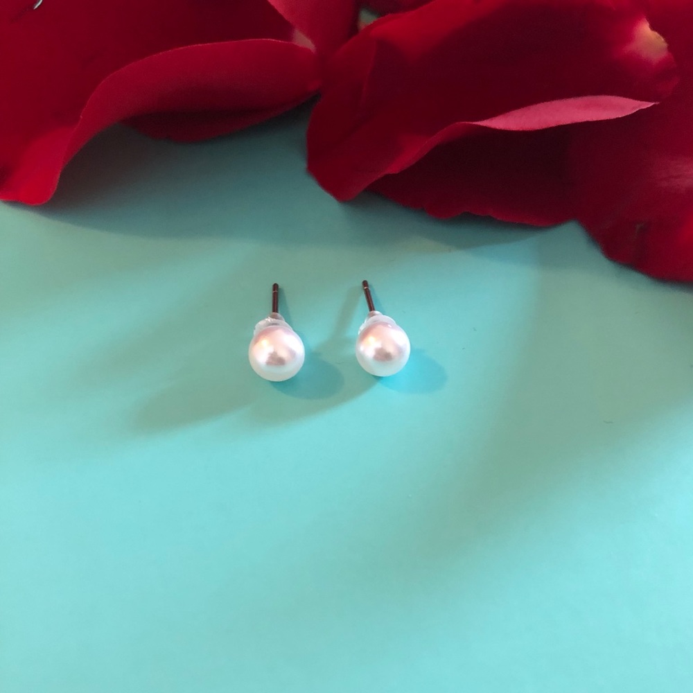 Pearl studs